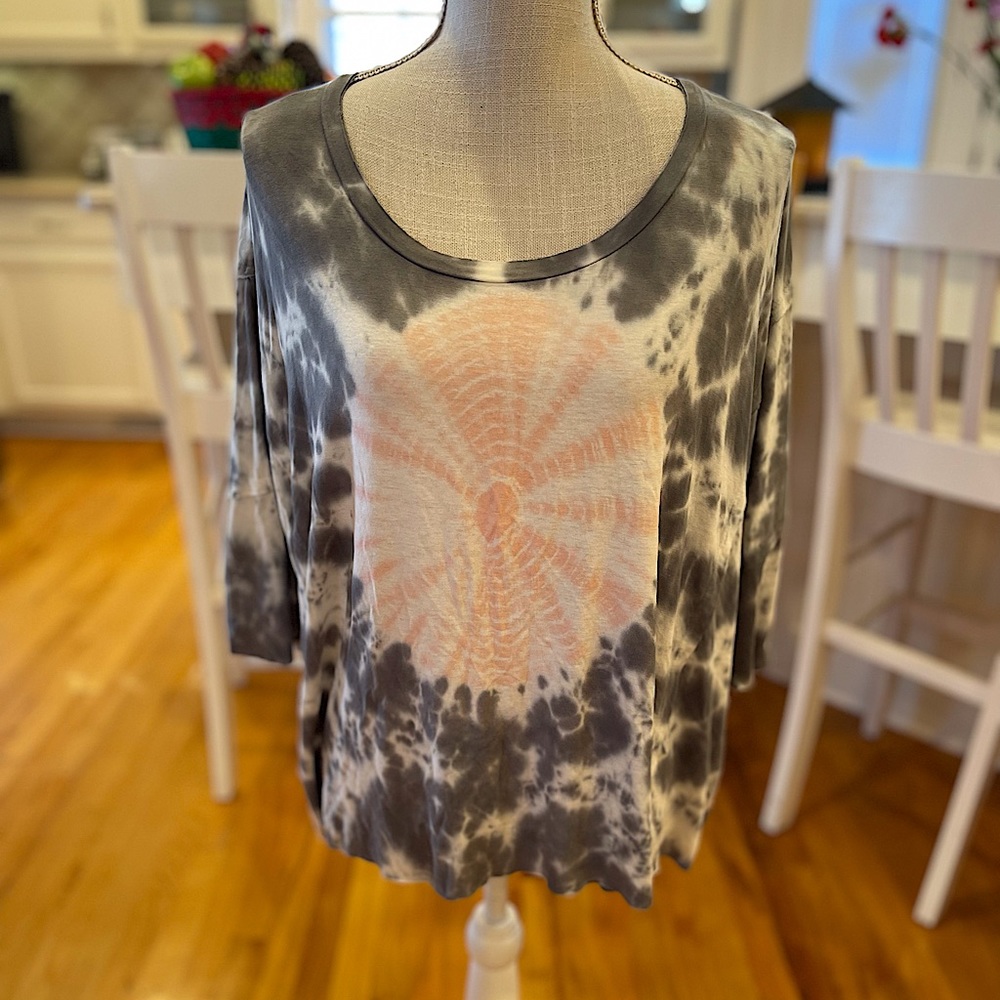 💜 5 for $25 or 3 for $18 Fab’rik gray and pink tie dyed tunic